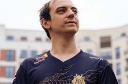 G2戰(zhàn)队来得(dé)太早了，拳头还沒(méi)准备训練(liàn)地，被(bèi)拍到(dào)在天津网吧里训練(liàn)