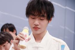 解说米勒说出LPL困境，中单选手出现严重断档，新生代实力都很菜