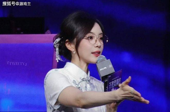 LPL新晋顶级美女主持火了，神似戚薇，解说Rita花瓶地位不保