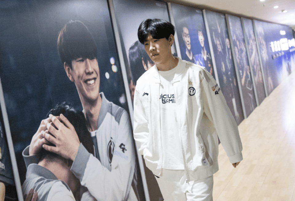 LOL最具人气两支战队，相继被对手横扫，晋级世界赛难度很大！