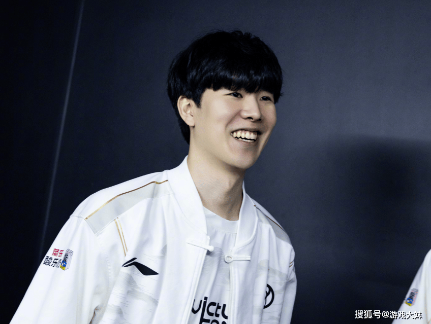 炫神因辱骂theshy，二路解说权限被收回，还被粉丝投诉到全国扫黑办